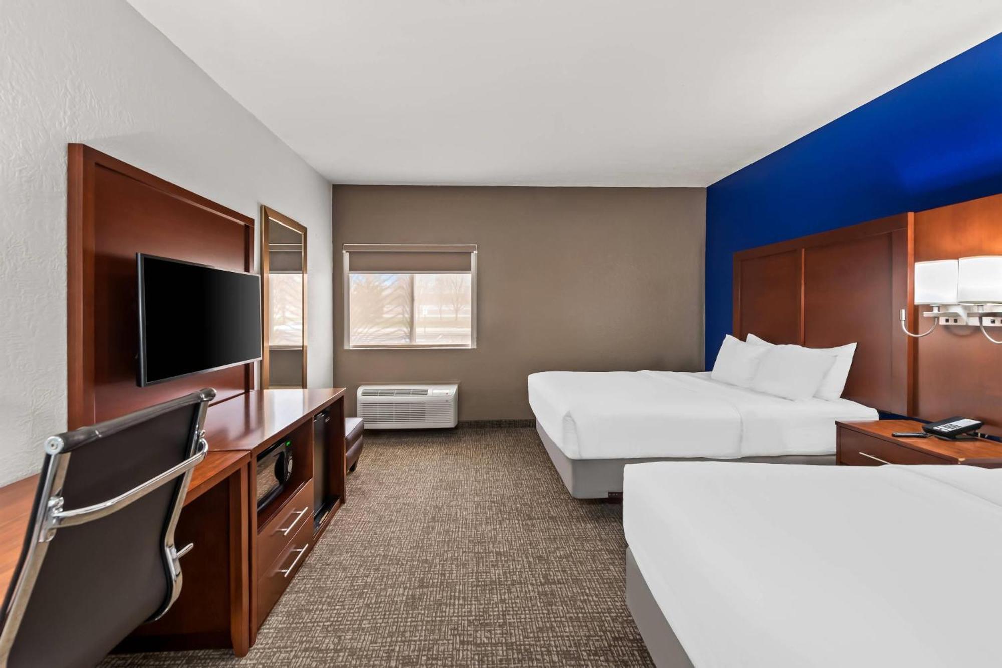 Comfort Inn & Suites Fairborn Near Wright Patterson Afb Exterior photo